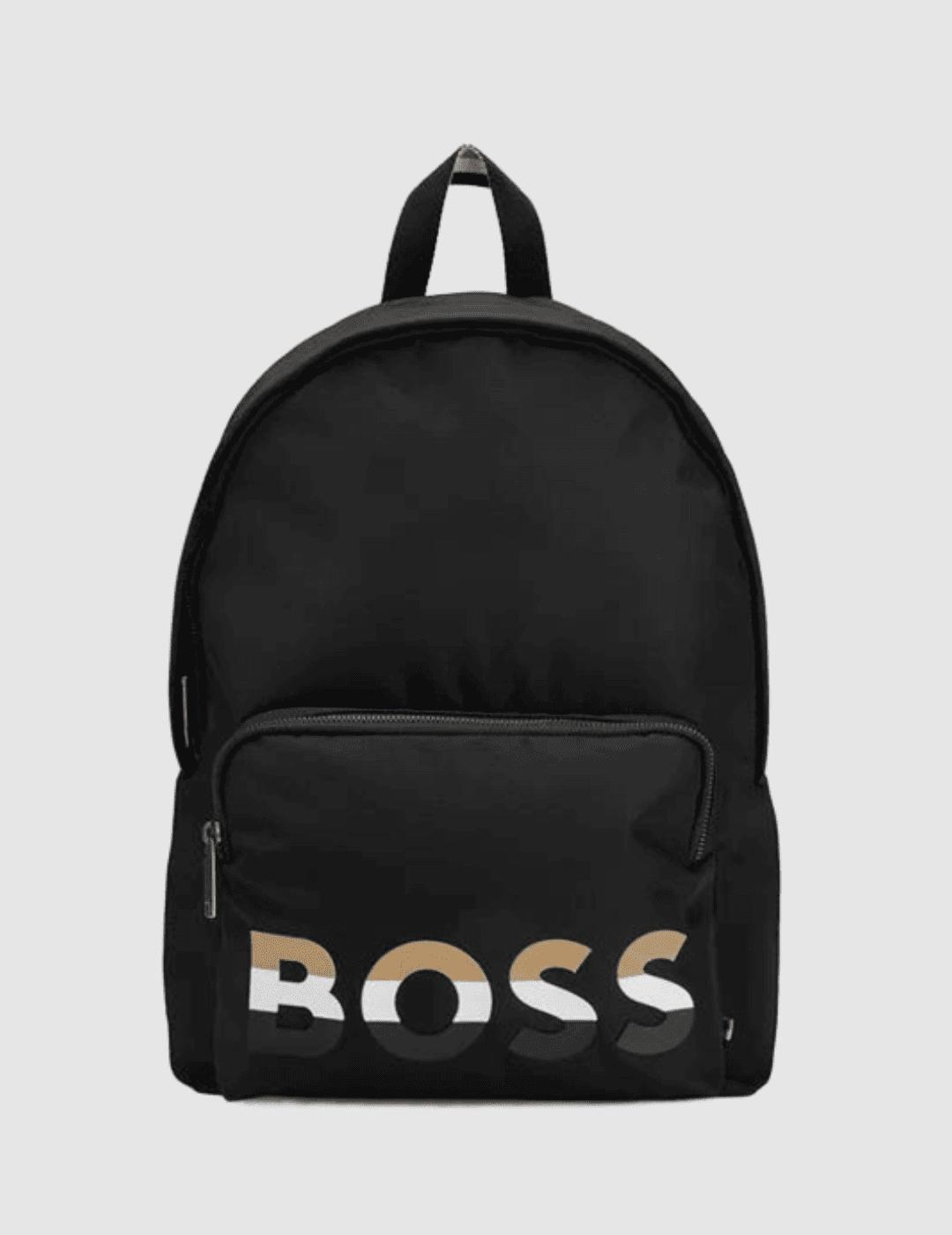 Mochila negra con correa ajustable y logo en contraste