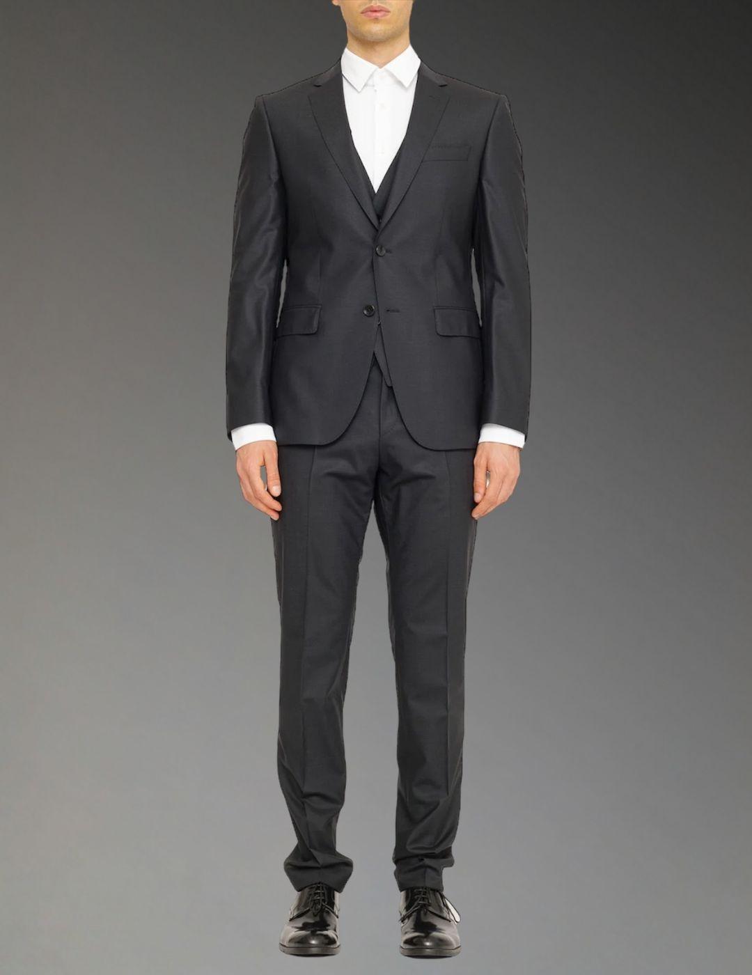 Traje negro BOSS Tres Piezas para hombre.