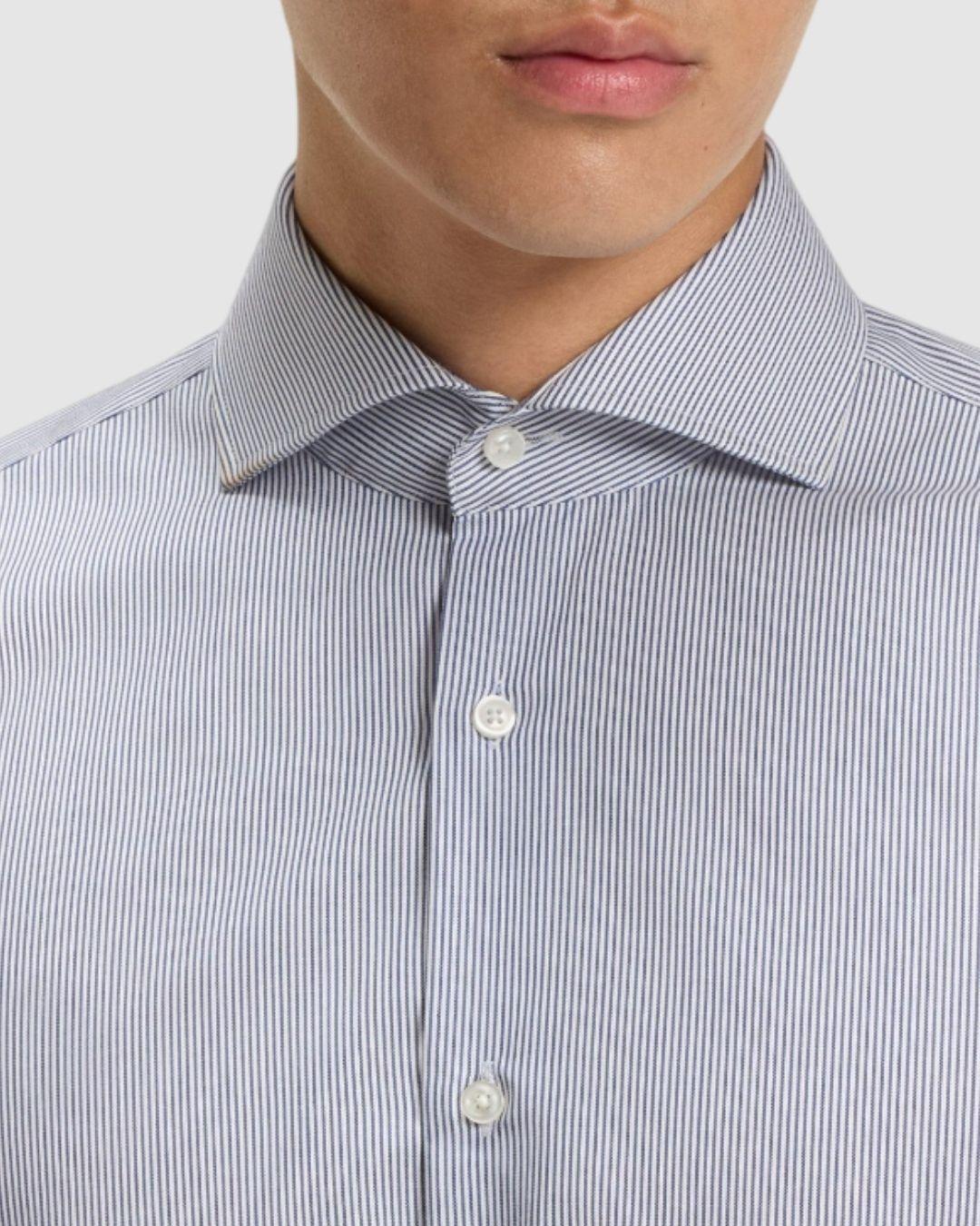 Camisa BOSS slim fit en sarga de algodón a rayas 